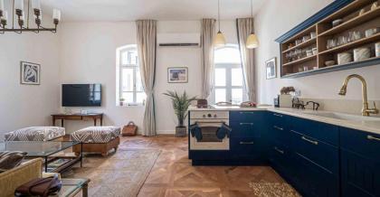 VELLER Shemaiah Apt #3 
