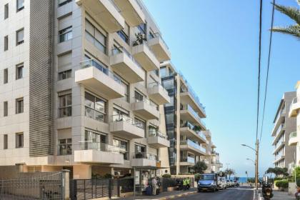 Chic Apartment w Balcony Mamad & Parking 3-min from Beach by Sea N' Rent - image 25