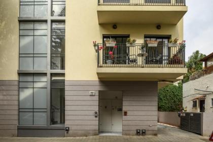 Cozy Modern 1BR Duplex Apt w Balcony Near City Center by Sea N' Rent - image 24