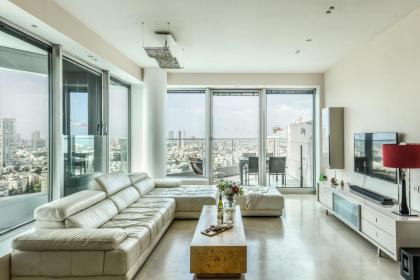 Luxury 2 BR Apt w Pool & Panoramic View by Sea N' Rent