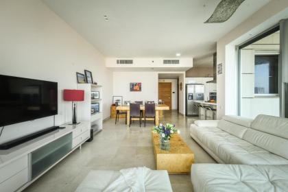 Luxury 2 BR Apt w Pool & Panoramic View by Sea N' Rent - image 21