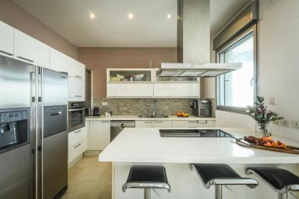 Luxury 2 BR Apt w Pool & Panoramic View by Sea N' Rent - image 23