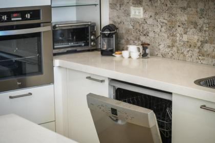 Luxury 2 BR Apt w Pool & Panoramic View by Sea N' Rent - image 24