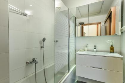 Luxury 2 BR Apt w Pool & Panoramic View by Sea N' Rent - image 30