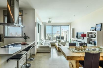 Luxury 2 BR Apt w Pool & Panoramic View by Sea N' Rent - image 4