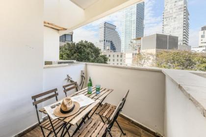 Cozy 2 BR Apt w Balcony 3 min Walk from the Beach by Sea N' Rent - image 21