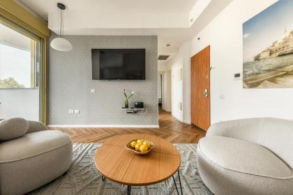 Cozy 2 BR Apt w Balcony 3 min Walk from the Beach by Sea N' Rent - image 25
