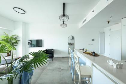 Beautiful 2br in midtown w sea view pool and parking by Sea N' Rent - image 25