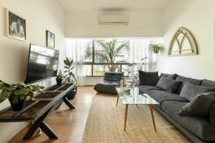 Cozy 2BR Apt w Green Oasis a 3 Min Walk from Beach by Sea N' Rent