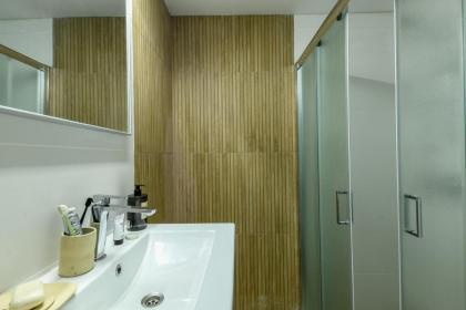 Cozy 1BR Studio Apartment in Heart of Tel Aviv by Sea N' Rent - image 9