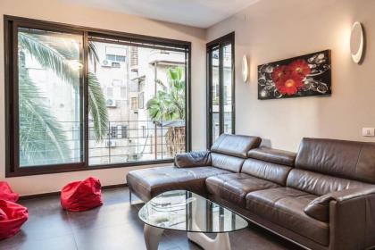 Luxury 3BR Apt Centrally Located & 5-min to Beach by Sea N' Rent