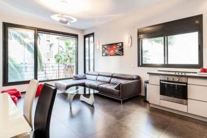 Luxury 3BR Apt Centrally Located & 5-min to Beach by Sea N' Rent - image 21