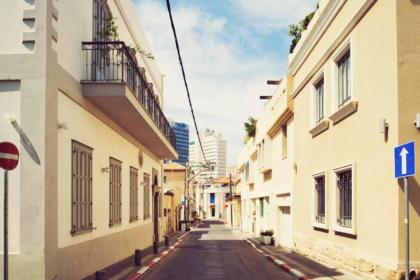 Luxury 3BR Apt Centrally Located & 5-min to Beach by Sea N' Rent - image 22