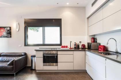 Luxury 3BR Apt Centrally Located & 5-min to Beach by Sea N' Rent - image 23