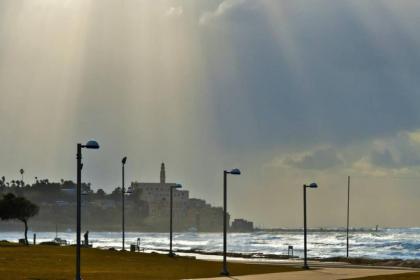 Luxury 3BR Apt Centrally Located & 5-min to Beach by Sea N' Rent - image 25