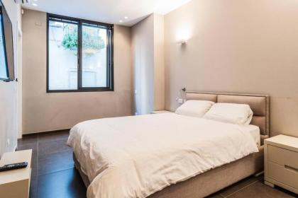 Luxury 3BR Apt Centrally Located & 5-min to Beach by Sea N' Rent - image 26