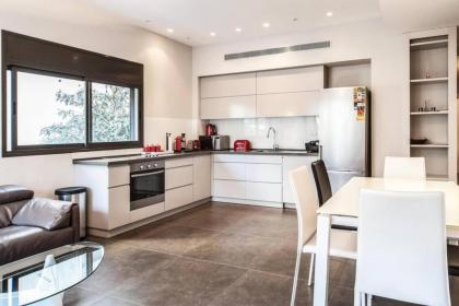 Luxury 3BR Apt Centrally Located & 5-min to Beach by Sea N' Rent - image 28