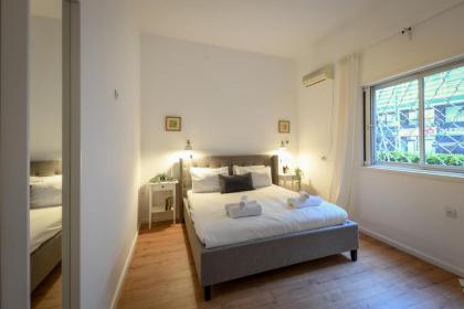 Homey & Spacious 2BR Apt in the Heart of Tel-Aviv by Sea N' Rent - image 17