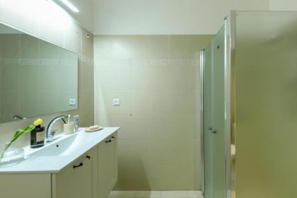 Homey & Spacious 2BR Apt in the Heart of Tel-Aviv by Sea N' Rent - image 23