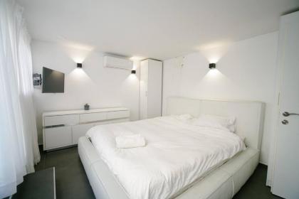 Garden Apartment 4BR With Hot Tub By Nimizz - image 21