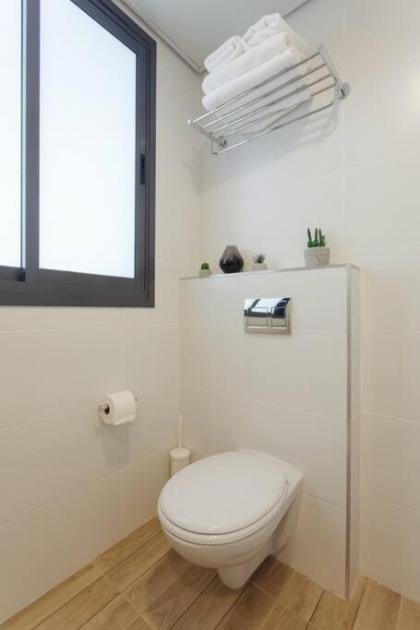 Cozy 1BR in Ben Yehuda by Holiday Rentals - image 21