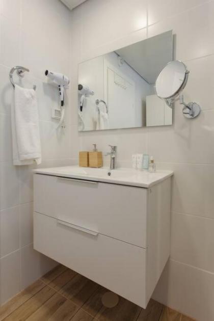 Cozy 1BR in Ben Yehuda by Holiday Rentals - image 25