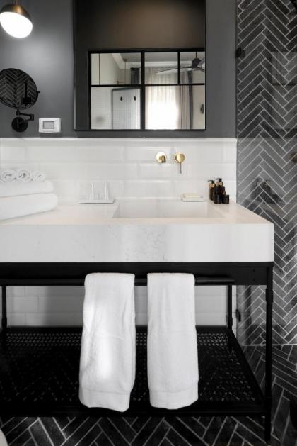 Allegro Neve Tzedek Boutique Suites - By HOMY - image 23
