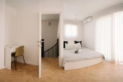 Ben Yehuda Duplex Apartment By Nimizz - image 21