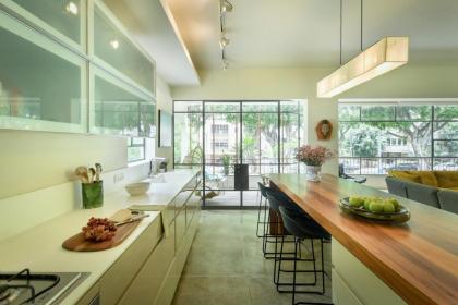 Spacious & Green 3BR Apt w Balcony in City Center by Sea N' Rent - image 13