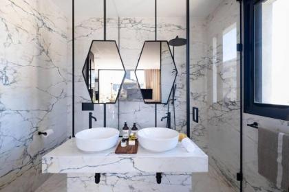 Luxury Penthouse with Roof-Top Pool - By Beach Apartments TLV - image 22