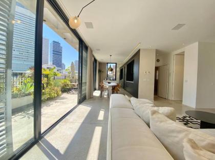 Luxury Penthouse with Roof-Top Pool - By Beach Apartments TLV - image 23