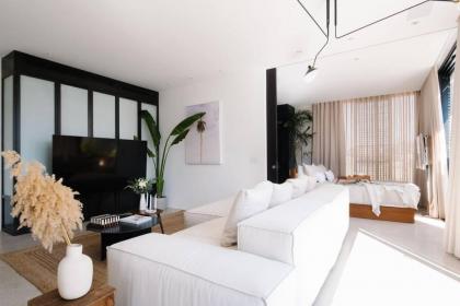 Luxury Penthouse with Roof-Top Pool - By Beach Apartments TLV - image 27