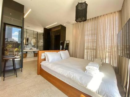 Luxury Penthouse with Roof-Top Pool - By Beach Apartments TLV - image 29
