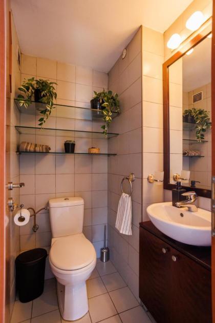 Neve Tsedek 2BR Apartment By Nimizz - image 25