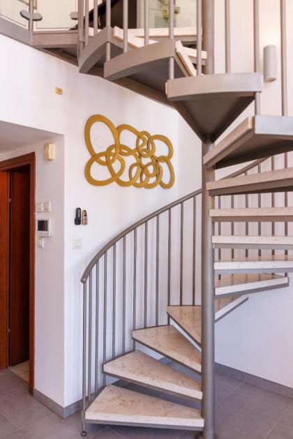 Neve Tsedek 2BR Apartment By Nimizz - image 26