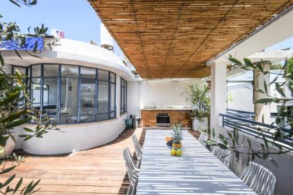 Spacious 3BR Penthouse w Rooftop 7 min from Beach by Sea N' Rent