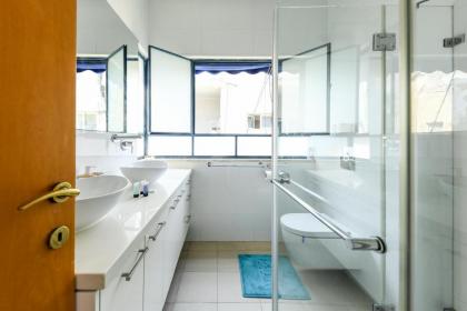 Spacious 3BR Penthouse w Rooftop 7 min from Beach by Sea N' Rent - image 26