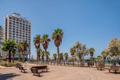 Stylish Studio Apt w Balcony 3-min From the Beach - image 21