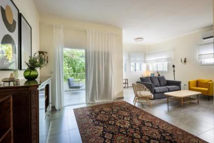 Eclectic Dreams Rabin Square Apt by Sea N' Rent