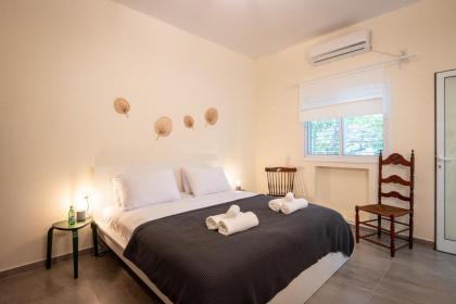Eclectic Dreams Rabin Square Apt by Sea N' Rent - image 28