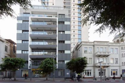 Glamorous 3BR Penthouse near Rothschild Boulevard - image 23