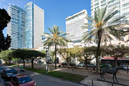 Glamorous 3BR Penthouse near Rothschild Boulevard - image 24