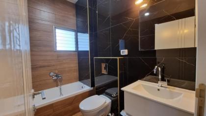 New Stylish Apartment with Balcony Close to Tel Aviv - image 27