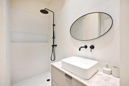 Stylish 3BR close to the beach by HolyGuest - image 21