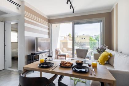 Bright & Chic Apartment with Mamad in the City by Sea N' Rent