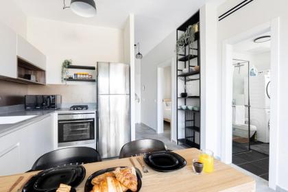 Bright & Chic Apartment with Mamad in the City by Sea N' Rent - image 28