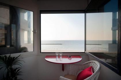 Chic 3BR Apt w Parking on the Beach by Sea N' Rent - image 22