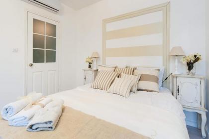 Chic 3BR Apt w Parking on the Beach by Sea N' Rent - image 25