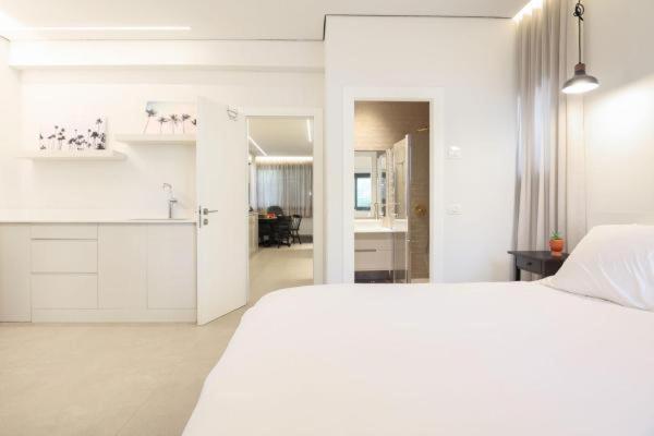 Cozy Apartment in the Heart of Tel Aviv Sea N' Rent - image 2