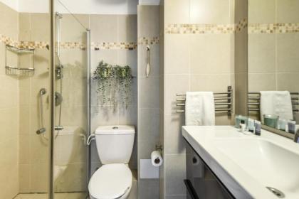 Vibrant 2BR apt w Balcony 5-min from the Beach by Sea N' Rent - image 24